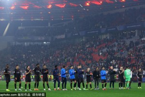 裁判赛后认错！拜耳球场1-1：迪亚斯红牌引爆德甲舆论，拜仁被罚下九人艰难抢分