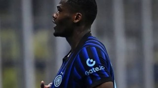 天塌了！1.5亿转费会一夜归零？那不勒斯这出夺冠即解散的悲剧让全意甲哭麻了！